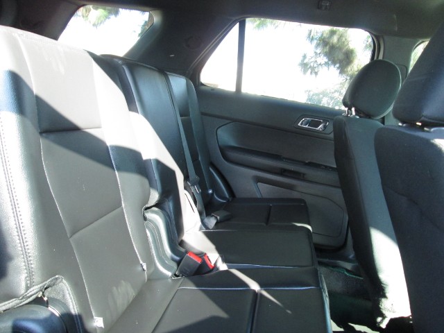 Ford Explorer Vehicle Full-screen Gallery Image 11