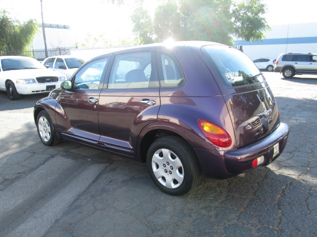Chrysler PT Cruiser Vehicle Full-screen Gallery Image 04