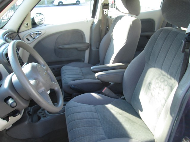 Chrysler PT Cruiser Vehicle Full-screen Gallery Image 08