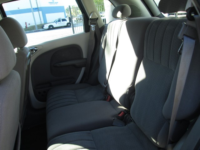 Chrysler PT Cruiser Vehicle Full-screen Gallery Image 09