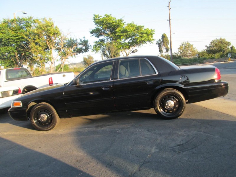 Ford Crown Victoria Vehicle Full-screen Gallery Image 03