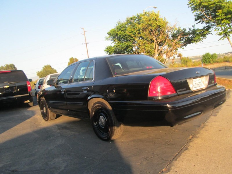 Ford Crown Victoria Vehicle Full-screen Gallery Image 04