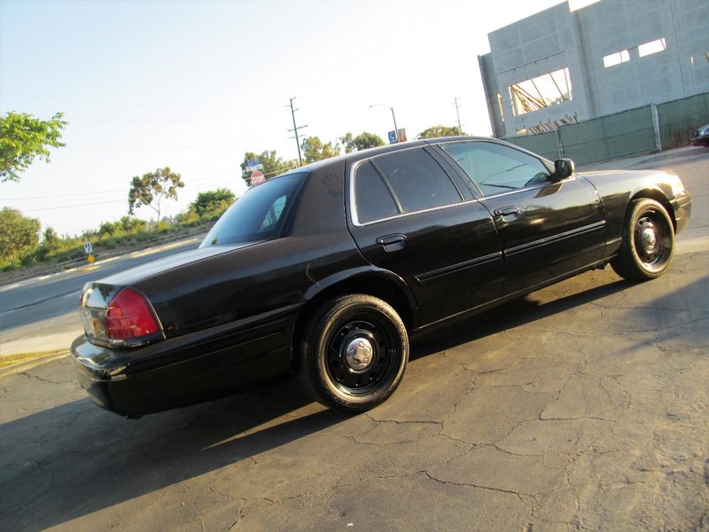 Ford Crown Victoria Vehicle Full-screen Gallery Image 06