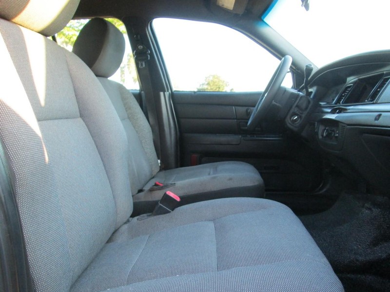 Ford Crown Victoria Vehicle Full-screen Gallery Image 12