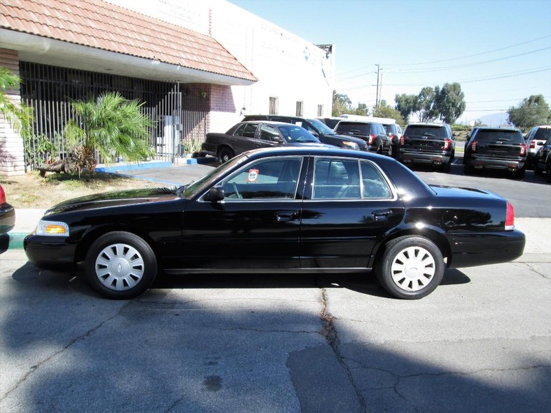 The 2004 Ford Crown Victoria S photos