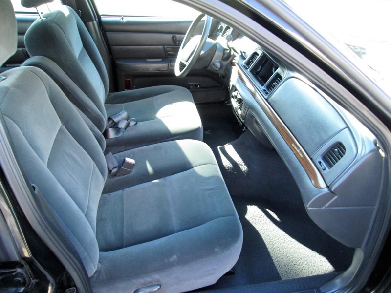 2004 Ford Crown Victoria S photo