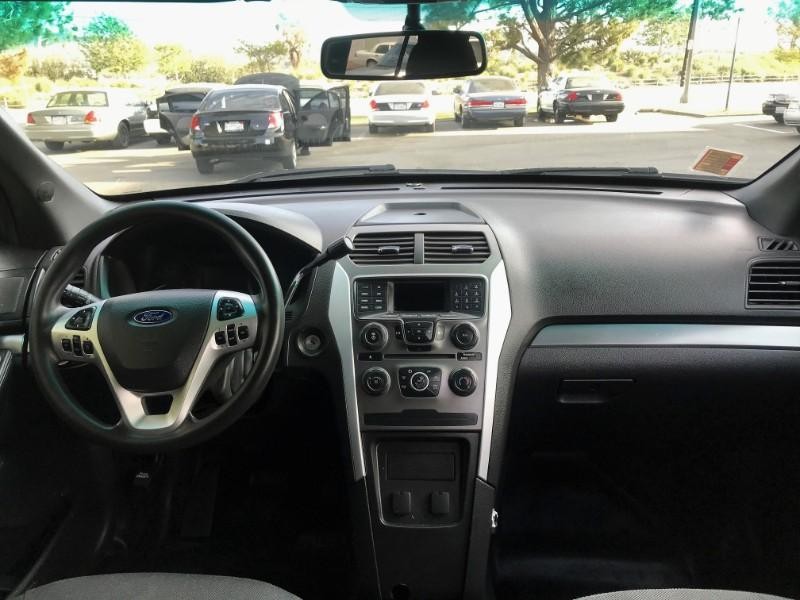 Ford Explorer Vehicle Full-screen Gallery Image 13