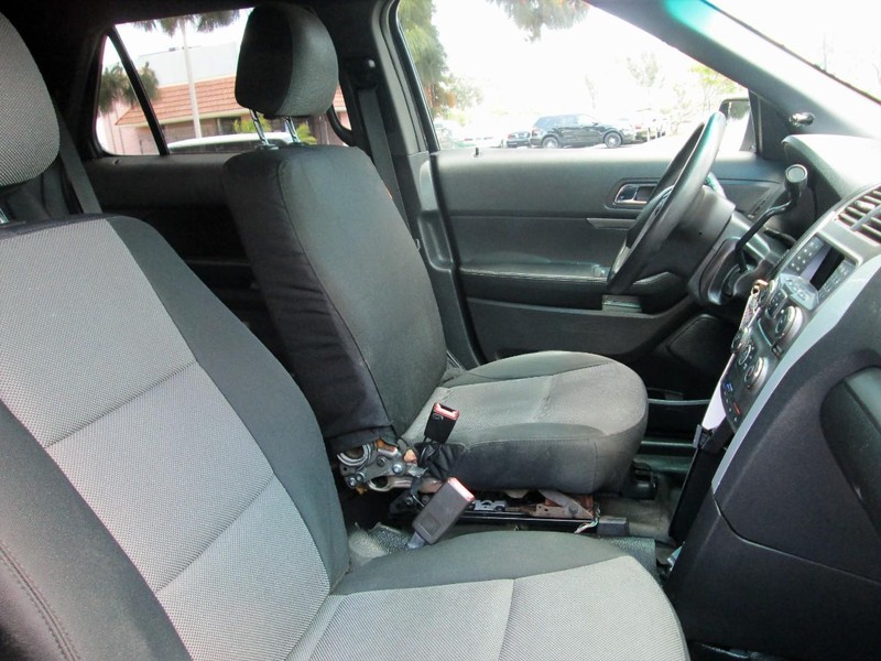 Ford Explorer Vehicle Full-screen Gallery Image 12