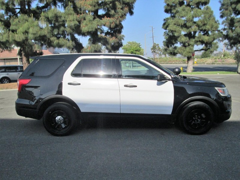 Ford Explorer Vehicle Full-screen Gallery Image 07
