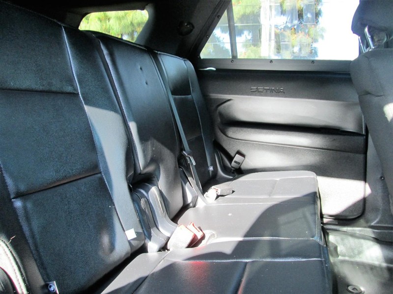 Ford Explorer Vehicle Full-screen Gallery Image 11