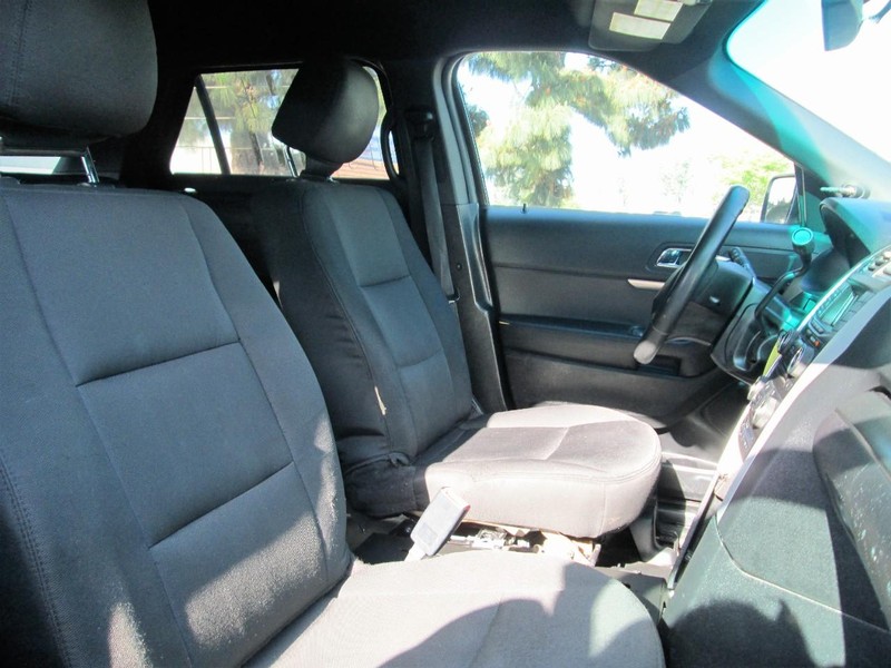 Ford Explorer Vehicle Full-screen Gallery Image 12