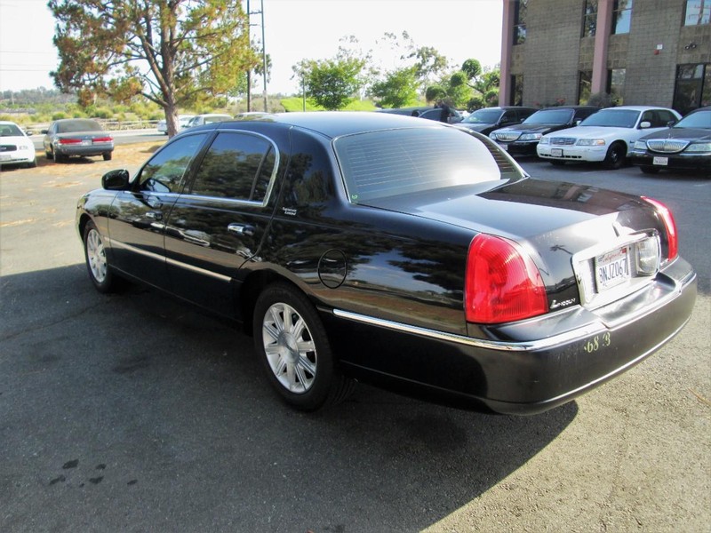 2011 Lincoln Town Car Signature Limited photo