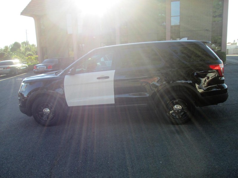 Ford Explorer Vehicle Full-screen Gallery Image 04