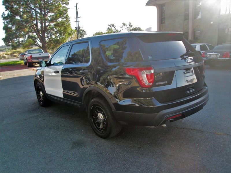 Ford Explorer Vehicle Full-screen Gallery Image 05