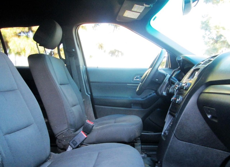 Ford Explorer Vehicle Full-screen Gallery Image 12