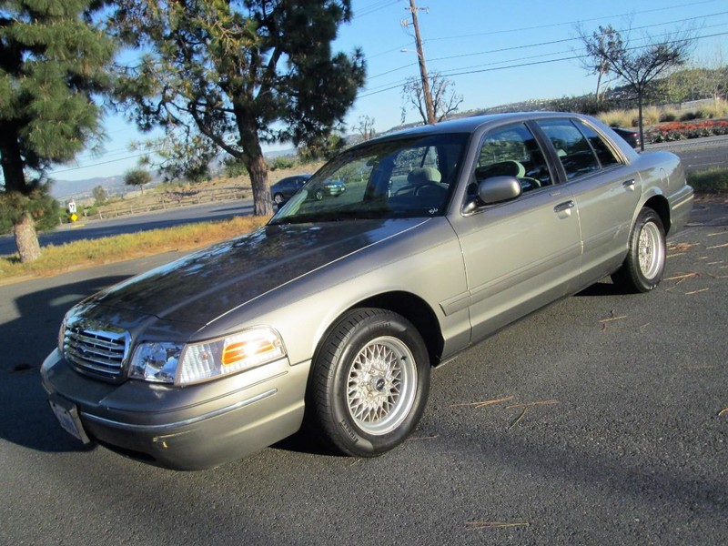 The 2000 Ford Crown Victoria LX photos