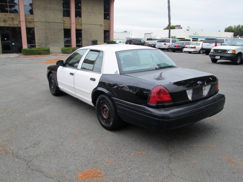 Ford Crown Victoria Vehicle Full-screen Gallery Image 04