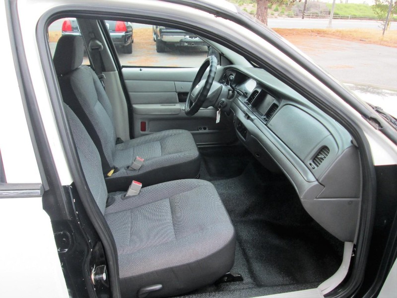 Ford Crown Victoria Vehicle Full-screen Gallery Image 09