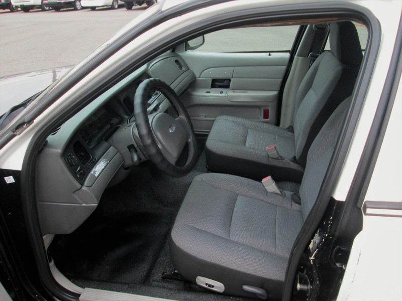 Ford Crown Victoria Vehicle Full-screen Gallery Image 12