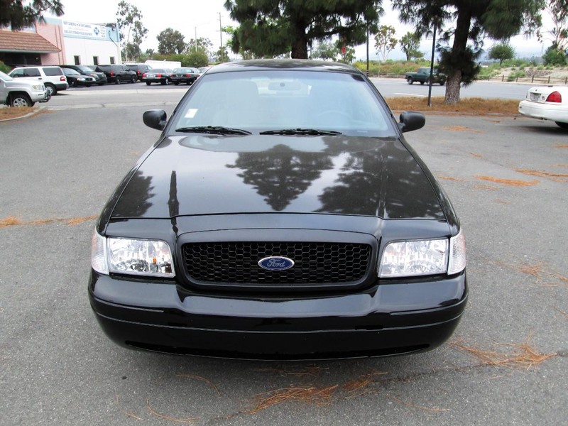 Ford Crown Victoria Vehicle Full-screen Gallery Image 02