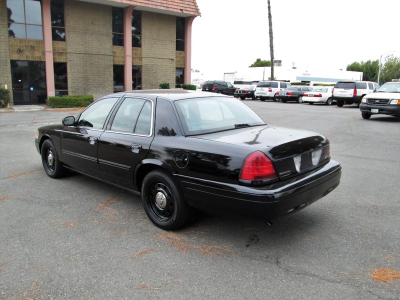 Ford Crown Victoria Vehicle Full-screen Gallery Image 05