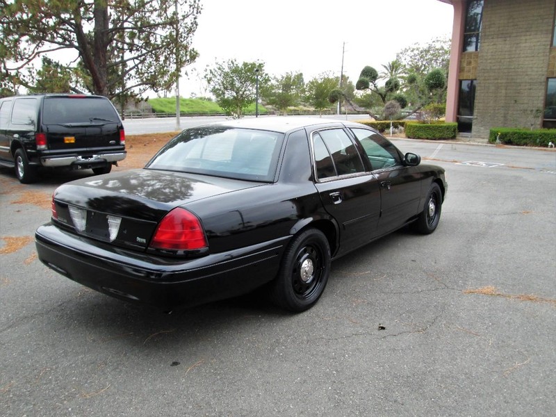 Ford Crown Victoria Vehicle Full-screen Gallery Image 07