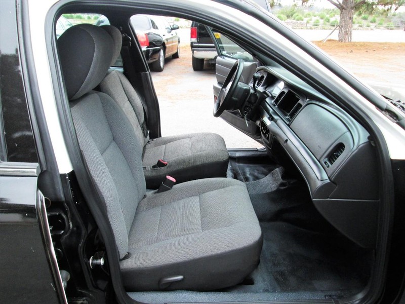 Ford Crown Victoria Vehicle Full-screen Gallery Image 09