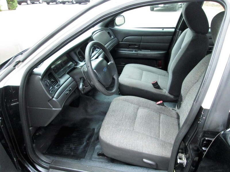 Ford Crown Victoria Vehicle Full-screen Gallery Image 12