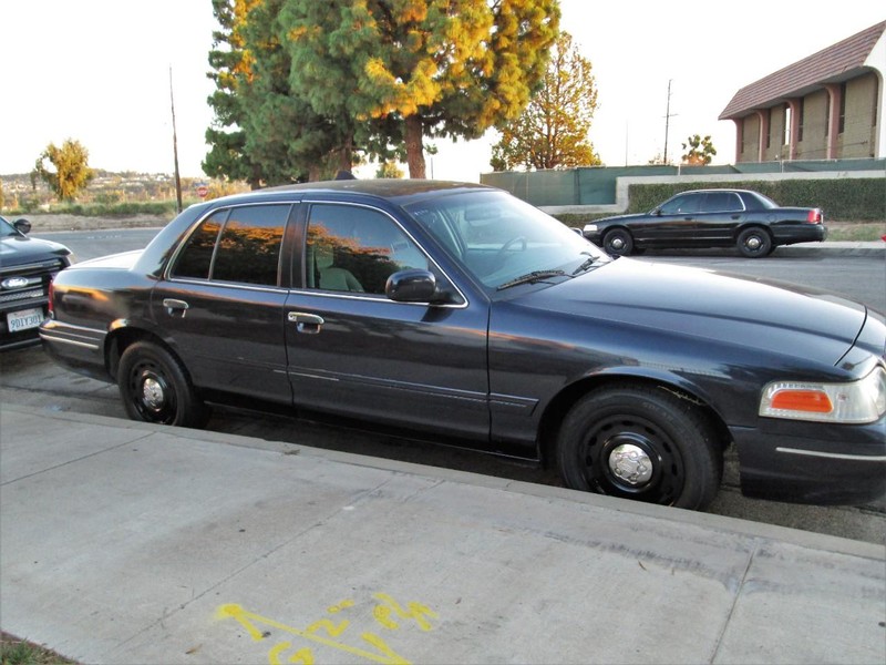 Ford Crown Victoria Vehicle Full-screen Gallery Image 03