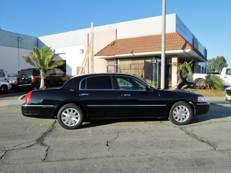 2011 Lincoln Town Car Signature Limited photo