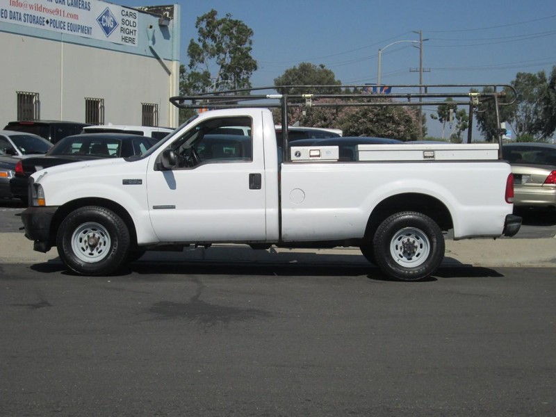 Ford Super Duty F-350 SRW Vehicle Full-screen Gallery Image 01