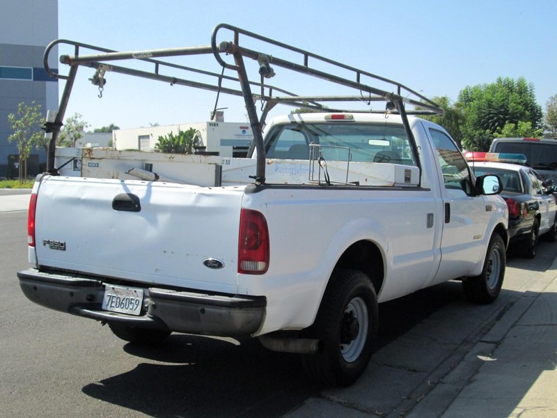 Ford Super Duty F-350 SRW Vehicle Full-screen Gallery Image 09