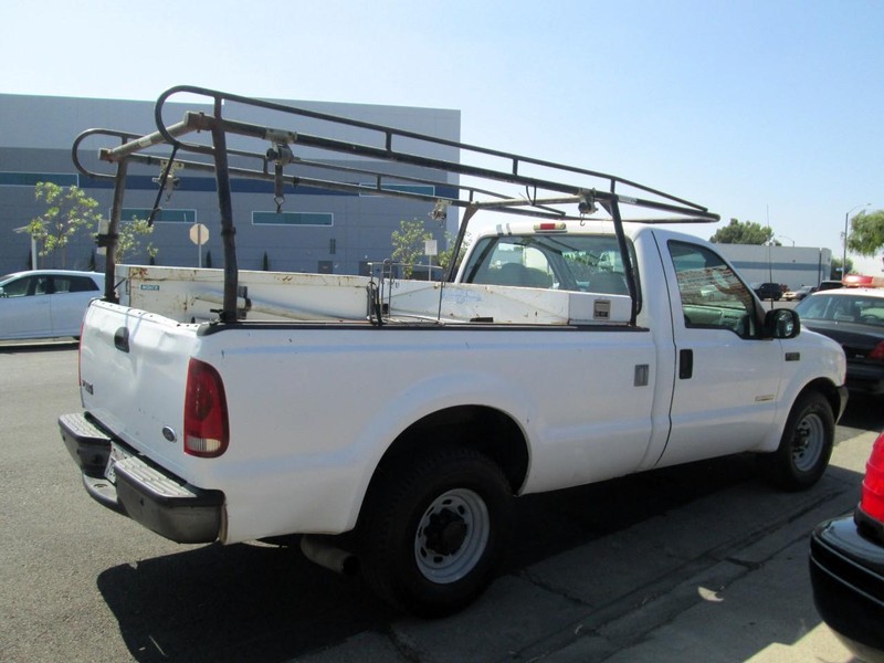 Ford Super Duty F-350 SRW Vehicle Full-screen Gallery Image 10
