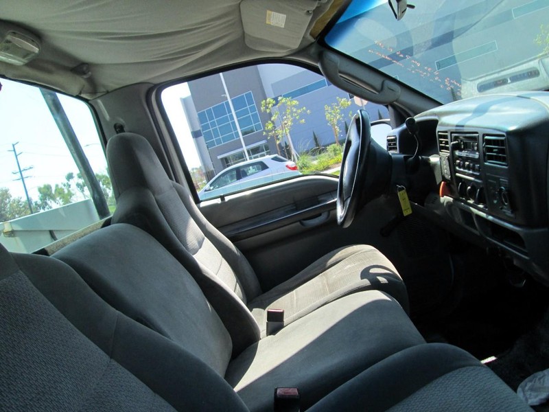 Ford Super Duty F-350 SRW Vehicle Full-screen Gallery Image 12