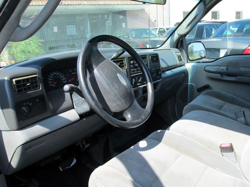 Ford Super Duty F-350 SRW Vehicle Full-screen Gallery Image 17