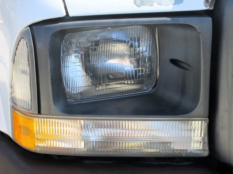 Ford Super Duty F-350 SRW Vehicle Full-screen Gallery Image 18