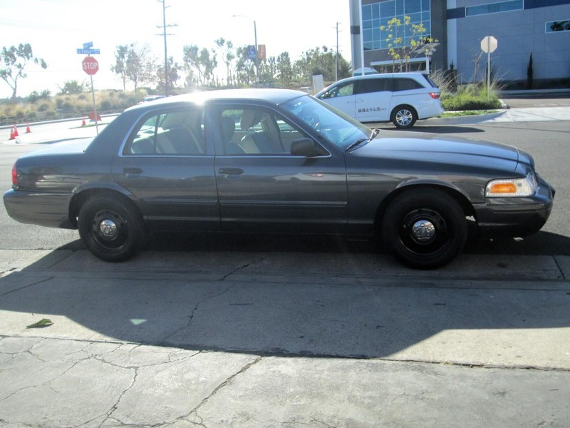 Ford Crown Victoria Vehicle Full-screen Gallery Image 02