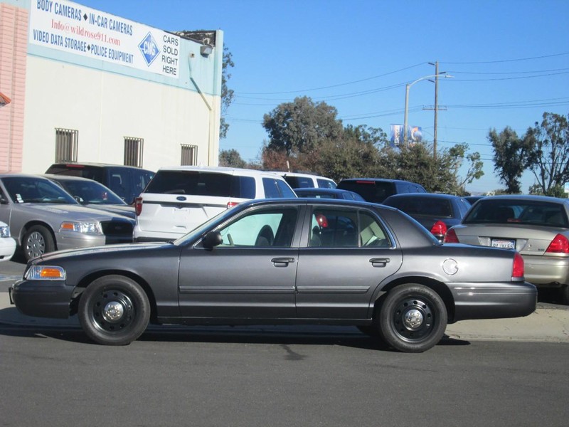 Ford Crown Victoria Vehicle Full-screen Gallery Image 06