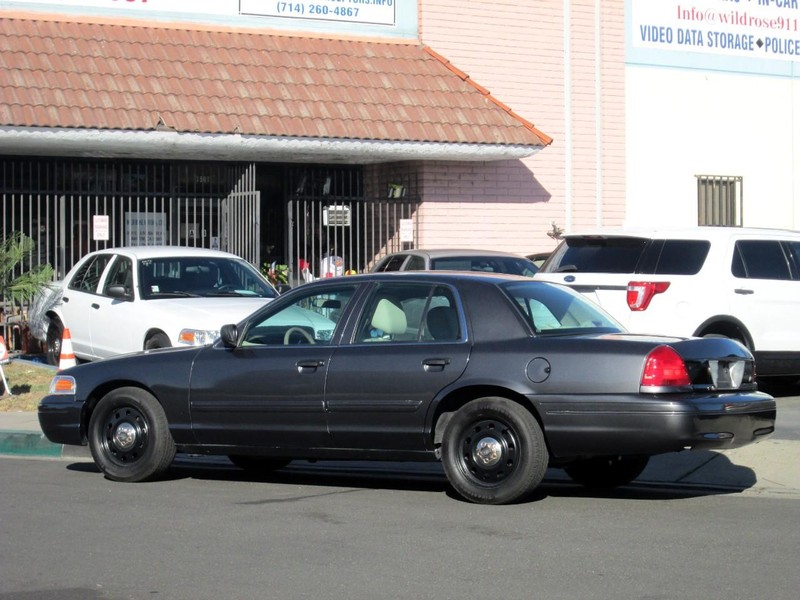 Ford Crown Victoria Vehicle Full-screen Gallery Image 07