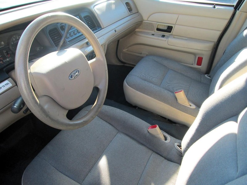 Ford Crown Victoria Vehicle Full-screen Gallery Image 11