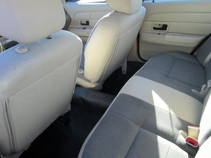 Ford Crown Victoria Vehicle Full-screen Gallery Image 12