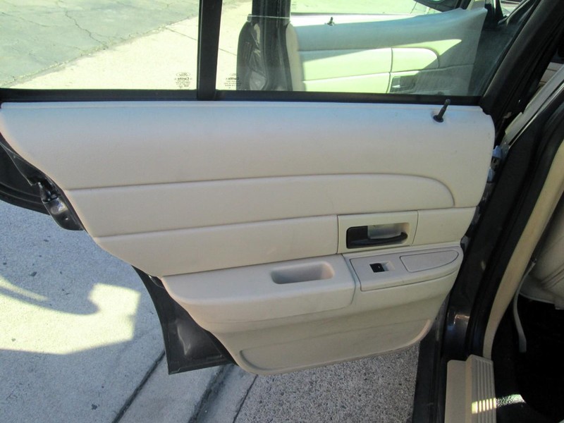 Ford Crown Victoria Vehicle Full-screen Gallery Image 13