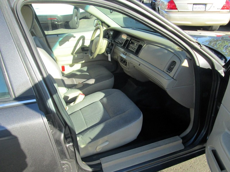 Ford Crown Victoria Vehicle Full-screen Gallery Image 15