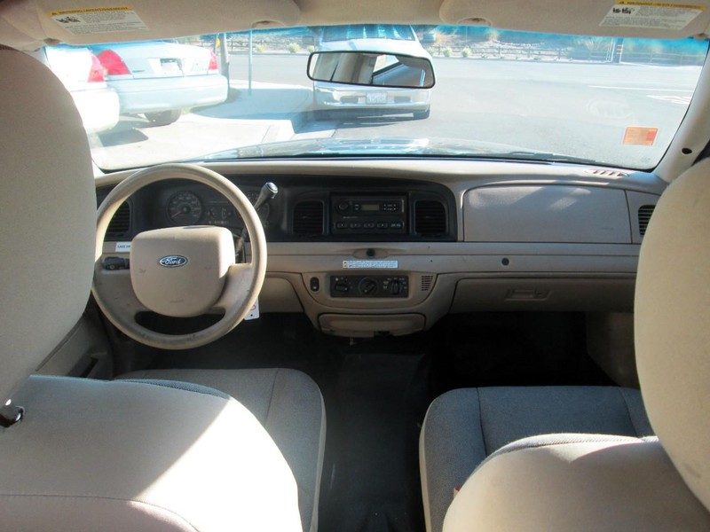Ford Crown Victoria Vehicle Full-screen Gallery Image 16