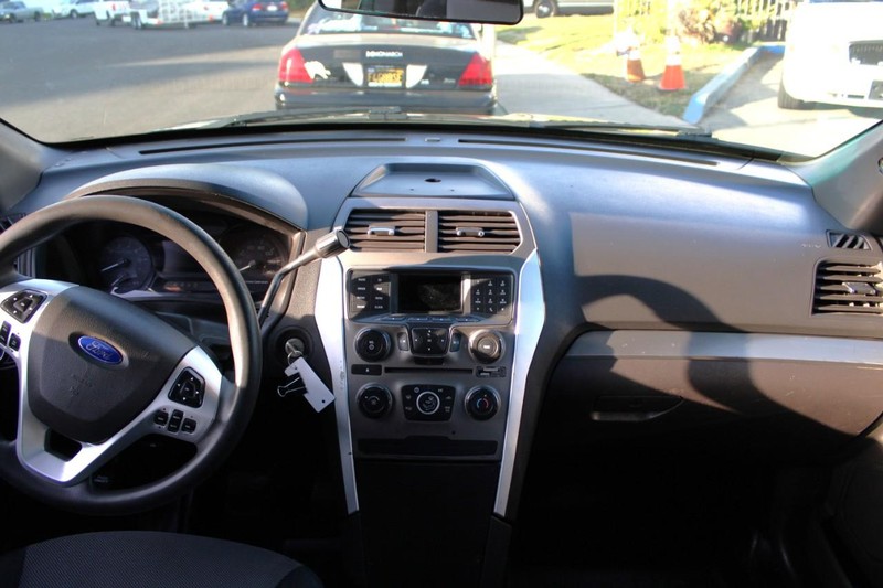 Ford Explorer Vehicle Full-screen Gallery Image 12