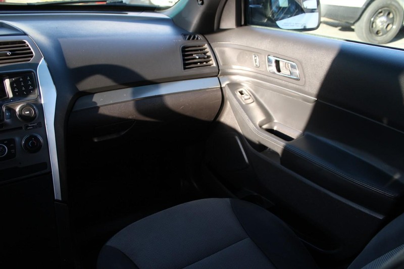 Ford Explorer Vehicle Full-screen Gallery Image 13