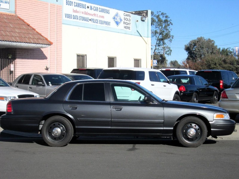 Ford Crown Victoria Vehicle Full-screen Gallery Image 03