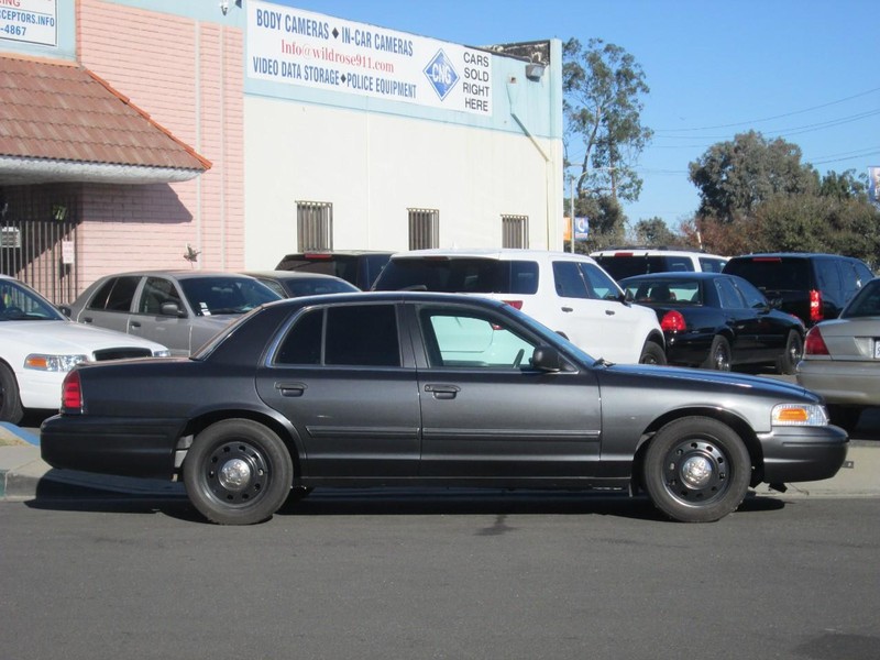 Ford Crown Victoria Vehicle Full-screen Gallery Image 04