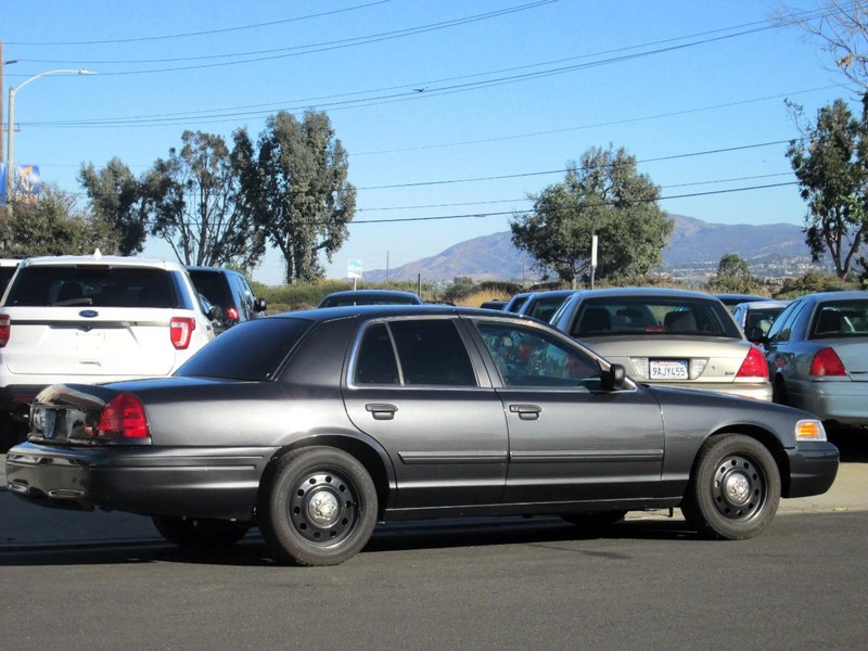 Ford Crown Victoria Vehicle Full-screen Gallery Image 05