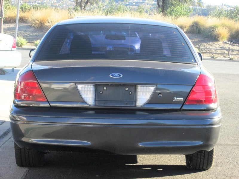 Ford Crown Victoria Vehicle Full-screen Gallery Image 07